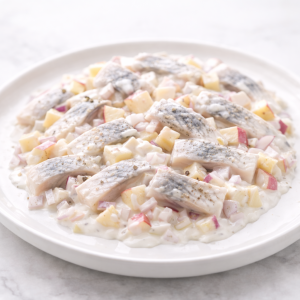 Prawdziwy matjas w śmietanie z jabłkiem