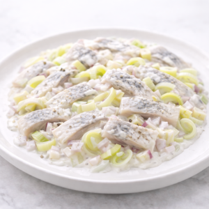 Prawdziwy matjas w śmietanie z porem i szalotką