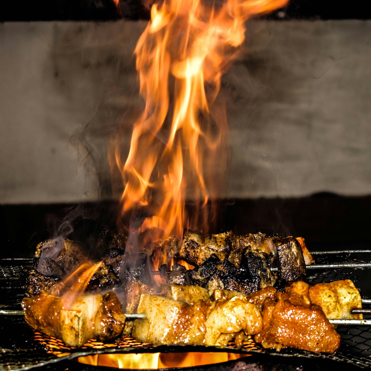 Majówka na ruszcie: Najlepsze klasyki na grill – od soczystej ryby po steki premium